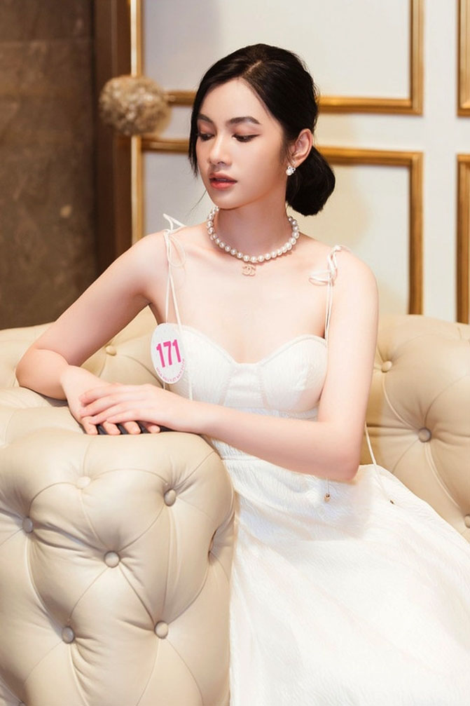 Trên thực tế, công chúng thường khó chấp nhận hình ảnh một cô Hoa hậu để tóc ngắn vì quan niệm cái đẹp của người Á Đông vẫn thường mặc định một chiều: Mái tóc dài suôn mượt mới&nbsp;là chuẩn mực cho hình ảnh hấp dẫn của người con gái.