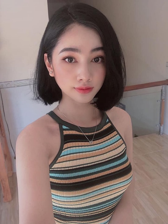 Cẩm Đan sở hữu gương mặt thanh tú, đôi mắt to tròn cộng mới mái tóc bob, người đẹp dễ dàng thu hút được ánh nhìn của người đối diện bởi sự khác biệt. Thậm chí, cộng đồng mạng còn so sánh nhan sắc cô với hoa hậu Tiểu Vy.