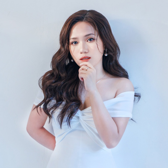 Nữ ca sĩ Thùy Chi được yêu mến bởi giọng hát thánh thót như họa mi.

