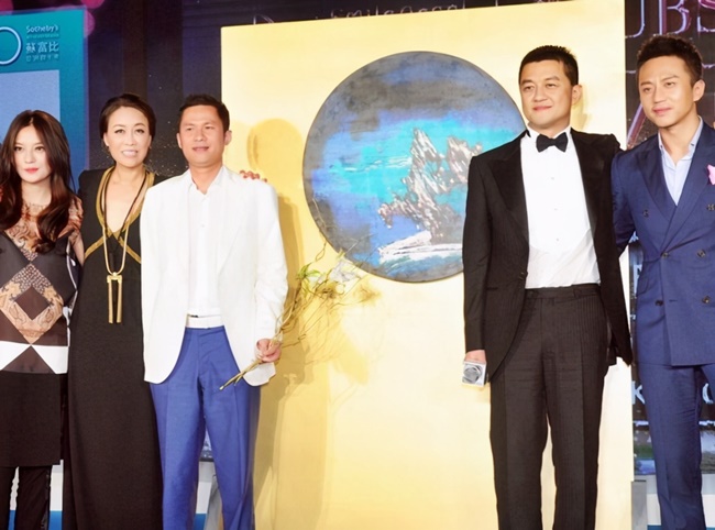 Năm 2015, ông từng chi tiền mua bức tranh của Jack Ma được đưa ra đấu giá tại nhà đấu giá Sotheby's ở Hong Kong với giá 40 triệu nhân dân tệ.
