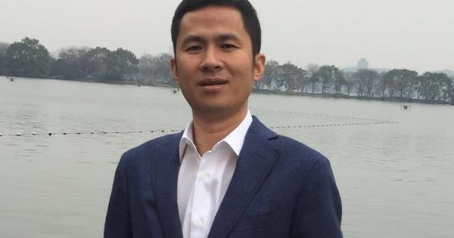 Ông Qian Fenglei là giám đốc của công ty Universal International Holdings (Hong Kong) Limited.
