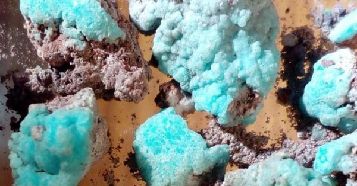 Khoáng chất màu xanh lơ tuyệt đẹp được tìm thấy trên đỉnh núi lửa - Ảnh: ĐẠI HỌC ST PETERBURG