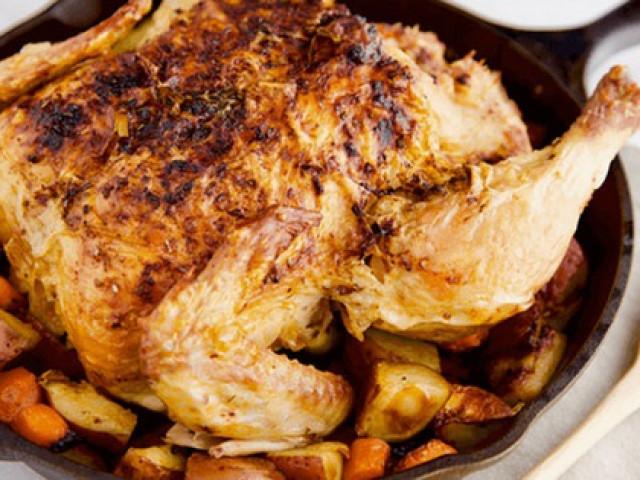 Ẩm thực - Làm thao tác này trước khi nướng gà, nhìn tưởng kỳ cục nhưng điều kỳ diệu xảy ra chỉ sau ít phút