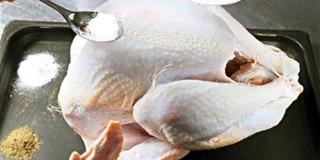 Làm thao tác này trước khi nướng gà, nhìn tưởng kỳ cục nhưng điều kỳ diệu xảy ra chỉ sau ít phút - 1