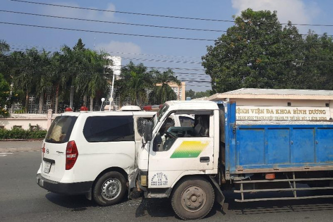 Xe cấp cứu bị hư hỏng nặng. Ảnh: LÊ ÁNH
