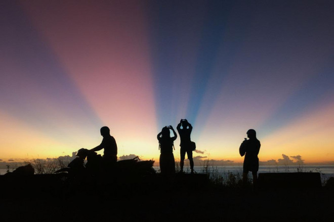 Một buổi chiều đẹp và du khách đang ghi lại hoàng hôn bằng điện thoại của mình