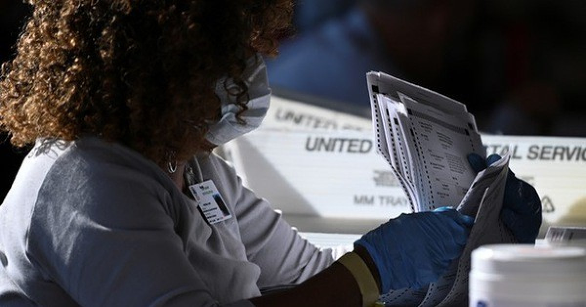 Nhân viên bầu cử xử lý các lá phiếu ở thành phố Atlanta, Georgia. Ảnh: Reuters