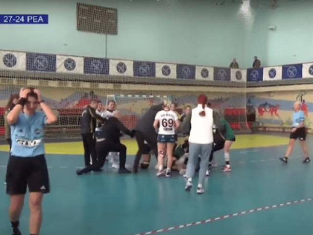 Thể thao - Ẩu đả rúng động thể thao: Nữ cầu thủ và HLV cùng “tả xung hữu đột”