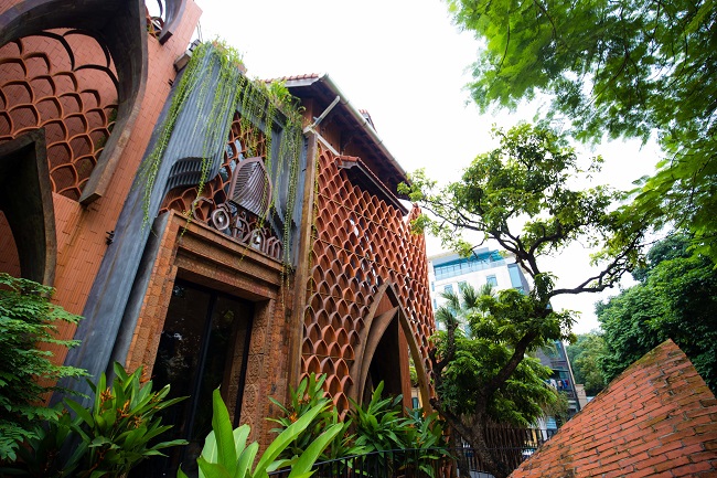 Công trình nằm ở mặt đường lớn phố Trần Hưng Đạo (Hoàn Kiếm, Hà Nội). Trước đây là một căn biệt thự cũ mang hơi hướng kiến trúc Pháp.
