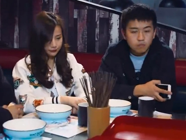 Cười 24H - Ngỡ ngàng với dịch vụ "kết nối bạn bè" có một không hai của nhà hàng