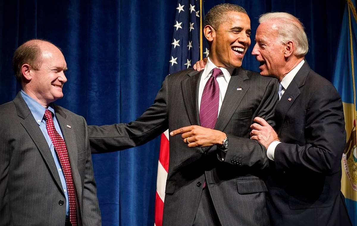 Thượng nghị sĩ Chris Coons (ngoài cùng bên trái) là bạn thân của ông Biden và có mối quan hệ tốt với cựu Tổng thống Obama (ảnh: Reuters)