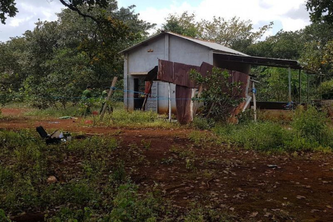 Lực lượng công an khám nghiệm hiện trường. Ảnh: KD