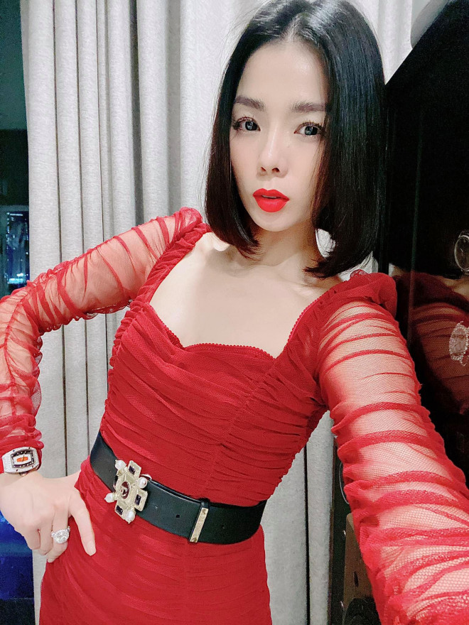 Lệ Quyên mặc váy xuyên thấu quyến rũ, xẻ đùi cao "đốt mắt" khi không thuộc về ai - 7