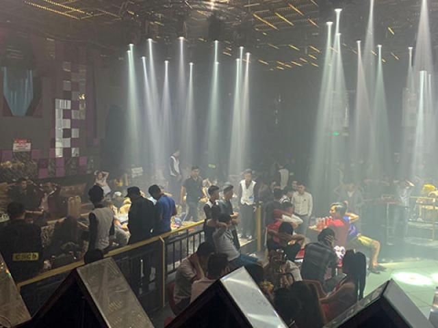 Pháp luật - Cảnh sát bất ngờ ập vào quán bar "khủng", khách đang thác loạn hốt hoảng phi tang hàng cấm