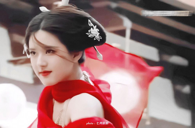 "Thánh nữ xuyên không” gây "sốt" với ảnh chưa qua chỉnh sửa xinh đẹp không kém trên phim cổ trang - 4