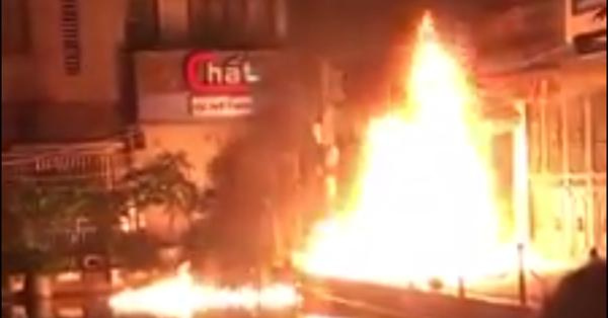 Pháp luật - Vụ ném bom xăng vào nhà hàng xóm, chống đối cảnh sát: Do hát karaoke gây ồn ào?