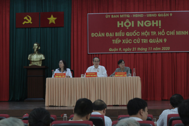 Các đại biểu Quốc hội đang tiếp xúc cử tri quận 9