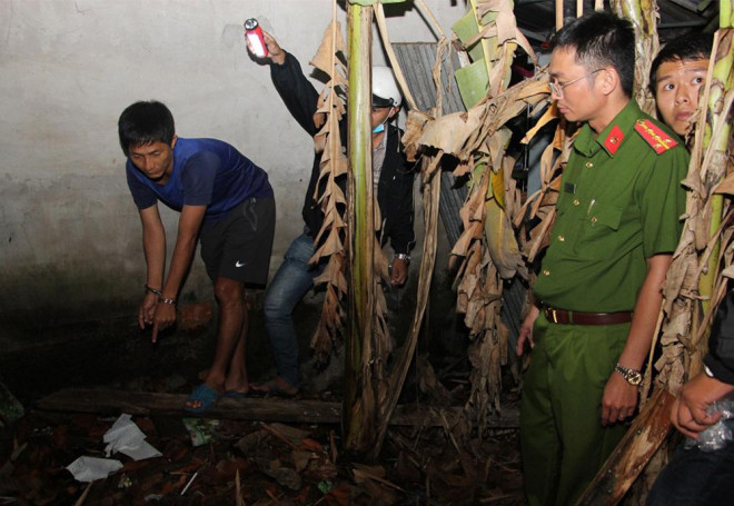 Hữu chỉ nơi ném cuốn sổ ghi chép thông tin về cá cược bóng đá. Ảnh: T.Tầm