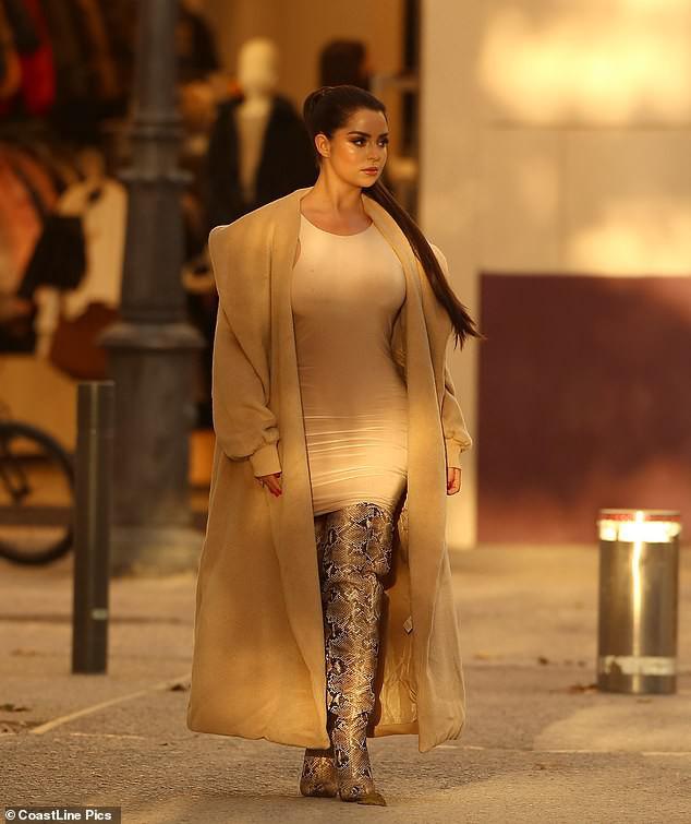 'Nữ hoàng nội y' nước Anh mặc bodysuit khoe 3 vòng 'phồn thực' - 4