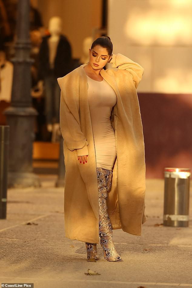 'Nữ hoàng nội y' nước Anh mặc bodysuit khoe 3 vòng 'phồn thực' - 7