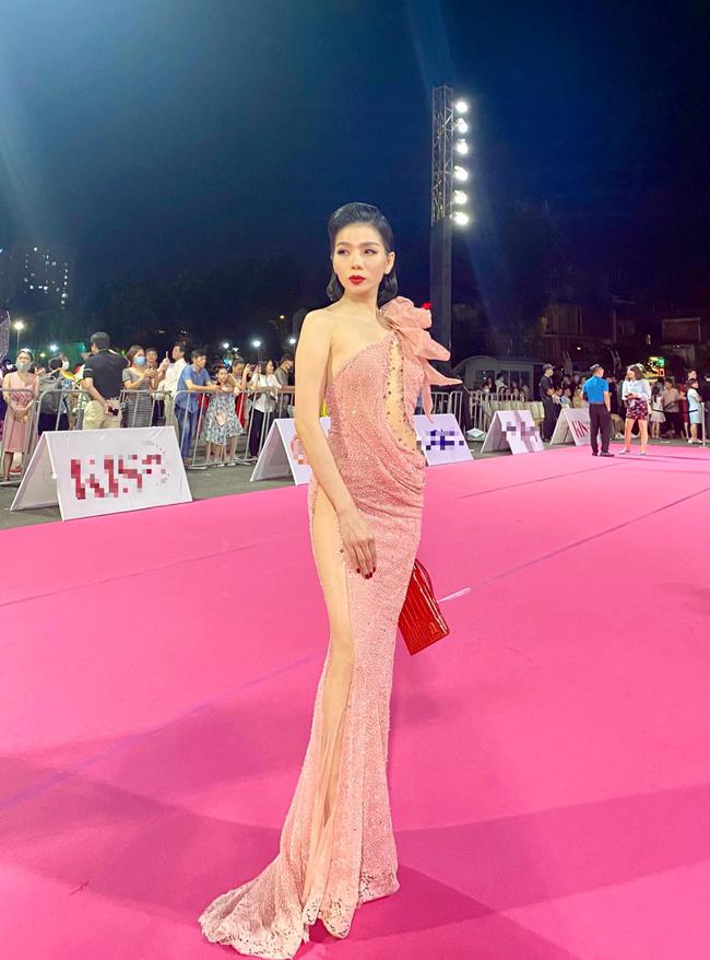 Lệ Quyên mặc váy xuyên thấu quyến rũ, xẻ đùi cao "đốt mắt" khi không thuộc về ai - 2