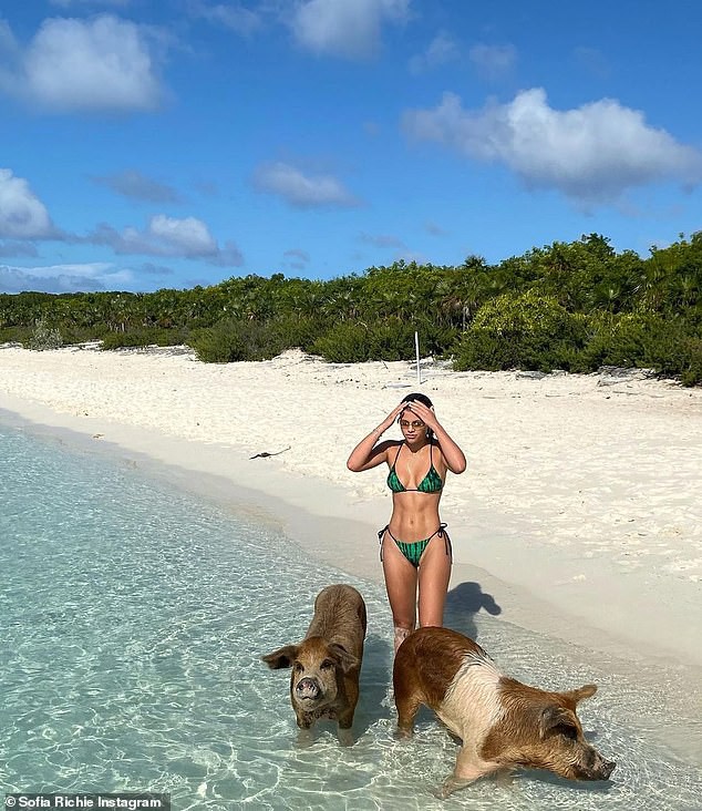 Sofia Richie mặc bikini khoe dáng cực nóng bỏng ở biển - 2