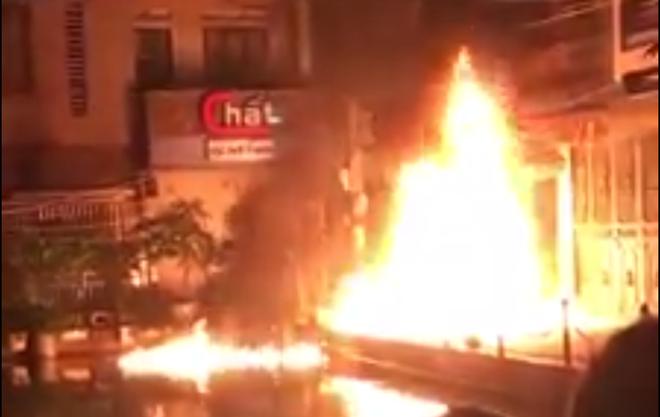 Nguyễn Huy Ngọc ném nhiều "bom xăng" sang nhà hàng xóm và lực lượng chức năng