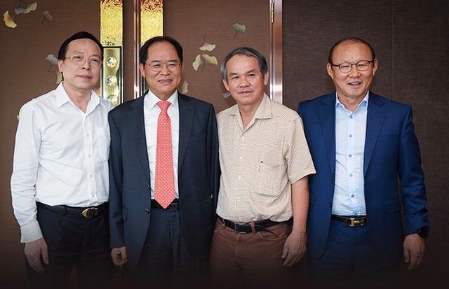 Từ trái sang: Ông Đỗ Minh Phú, Đại sứ Hàn Quốc tại Việt Nam Park Noh-wan, bầu Đức và HLV Park Hang-seo