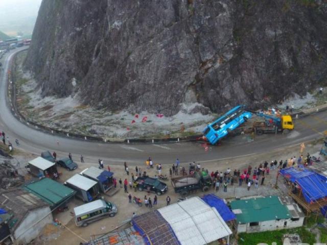 Tin tức trong ngày - Nóng trong tuần: Cảnh tượng hãi hùng sau khi xe khách đang đổ đèo thì mất phanh