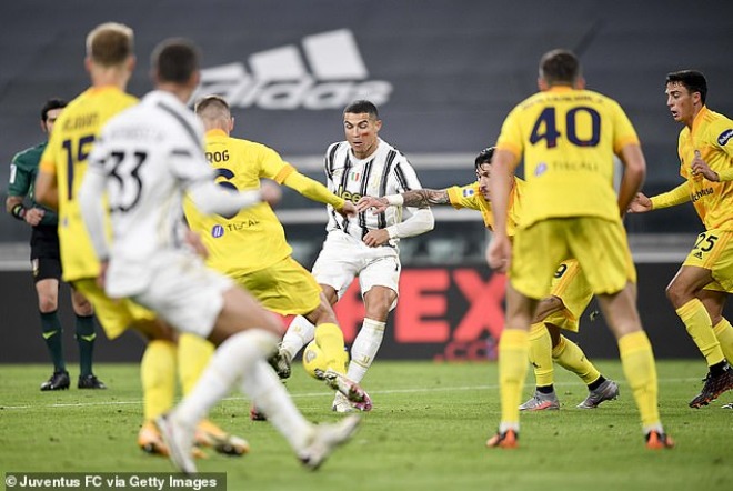 Siêu nhân Ronaldo bùng nổ cú đúp, "phá đảo" kì tích chưa từng có ở Juventus - 2
