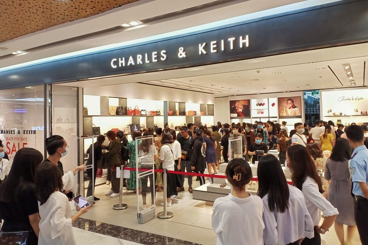 Bên trong cửa hàng của một thương hiệu thời trang nổi tiếng. Trong đợt “Black Friday” này, một số mặt hàng giày dép, túi xách ở đây giảm khoảng 50 – 80% xuống còn từ 500.000 – 600.000 đồng/món.