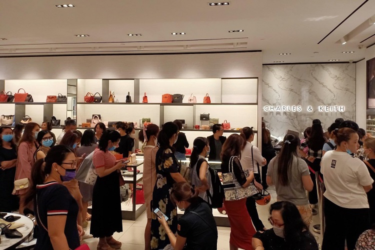 Người dân xếp hàng đợi thanh toán. Chị Huyền Thương, một khách “săn sale” cho biết: “Tôi loanh quanh trong cửa hàng gần 2 tiếng nhưng chỉ chọn mua được một chiếc túi, đi mua đồ sale cũng phải chọn rất kỹ vì không phải món nào cũng được như ý”.
