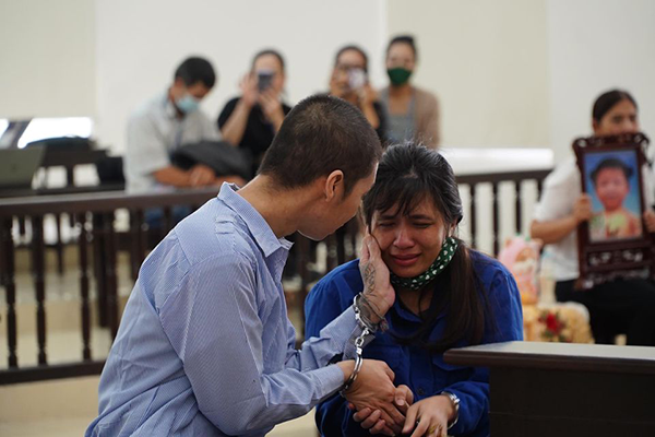 Cha dượng và mẹ đánh chết con gái 3 tuổi: Bước chân lạc lối và phiên tòa đẫm nước mắt - 21