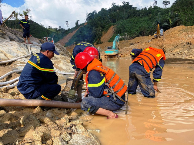 Xem lực lượng cứu hộ hút cạn dòng Rào Trăng, lật đất, bới đá tìm người mất tích