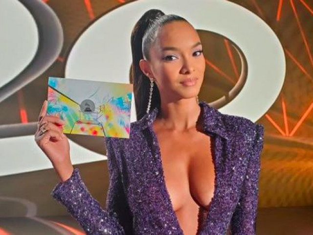 Thời trang - 'Thiên thần' Lais Ribeiro khoe ngực đầy táo bạo tại giải Grammy Latin