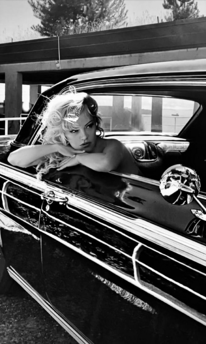 Pamela Anderson U60 vẫn xứng danh 'bom gợi cảm' - 9