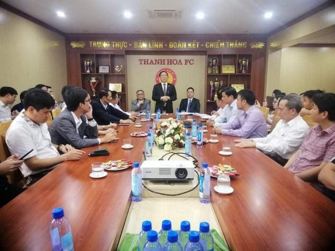 Bầu Đệ (người đứng) phát biểu trong lễ bàn giao CLB Bóng đá Thanh Hóa ngày 20/11/2020.