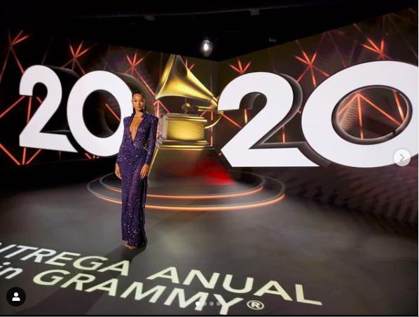 'Thiên thần' Lais Ribeiro khoe ngực đầy táo bạo tại giải Grammy Latin - 1