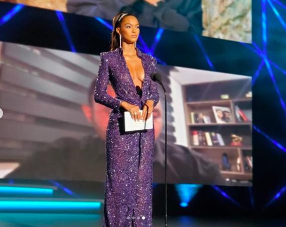 'Thiên thần' Lais Ribeiro khoe ngực đầy táo bạo tại giải Grammy Latin - 4