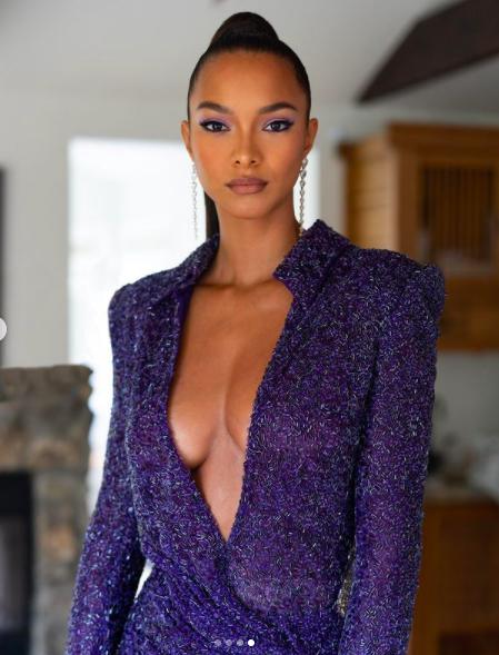 'Thiên thần' Lais Ribeiro khoe ngực đầy táo bạo tại giải Grammy Latin - 8