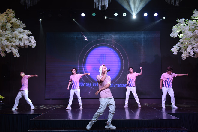 Tiết mục của rapper Hiếu Weeza đốt nóng khán phòng buổi kick-off