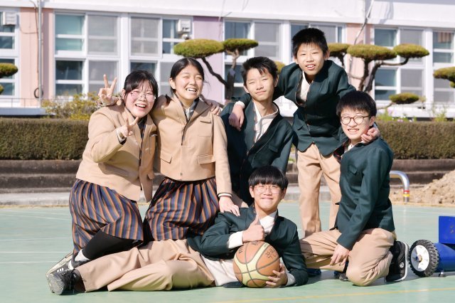 Hàn Quốc áp dụng đồng phục mới nhằm &#34;thủ tiêu&#34; những chiếc váy 20 cm nơi học đường - 2
