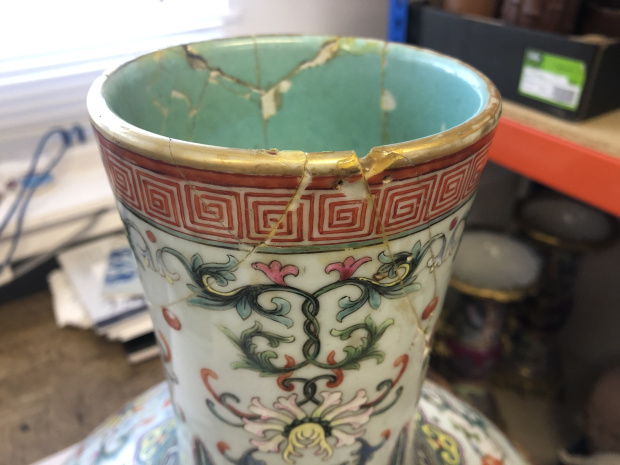 Chiếc bình vỡ có niên đại từ thế kỷ 18, được làm cho hoàng gia dưới thời hoàng đế Càn Long. Ảnh: Bournemouth News