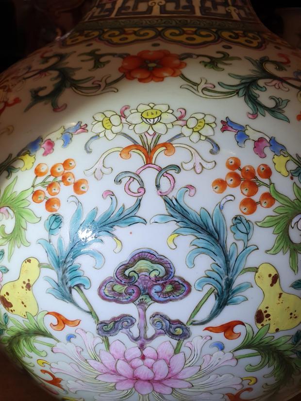 Khách "chơi trội" chi 14 tỷ đồng cho chiếc bình vỡ, người bán suýt ngã khỏi ghế - 2