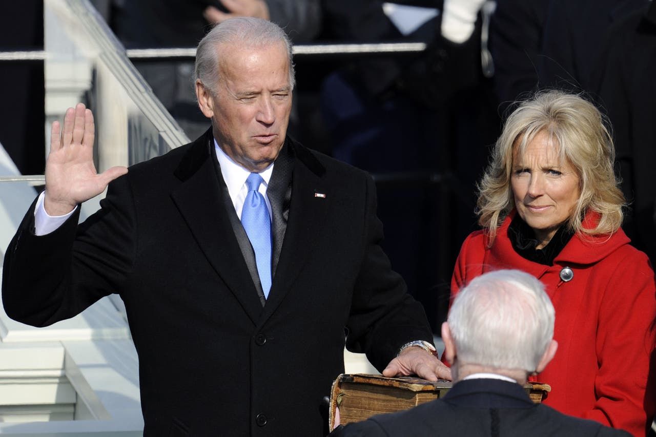 Ông Biden tuyên thệ nhậm chức phó Tổng thống Mỹ năm 2009 (ảnh: Reuters)