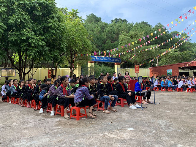 Từ sớm, các em học sinh trường Phổ thông Dân tộc bán trú Tiểu học - THCS Thanh Lòa đã có mặt để đón đoàn thiện nguyện.