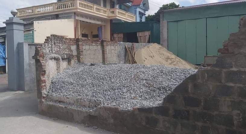 Bức tường bị đổ sập khiến nữ sinh lớp 6 tử vong.