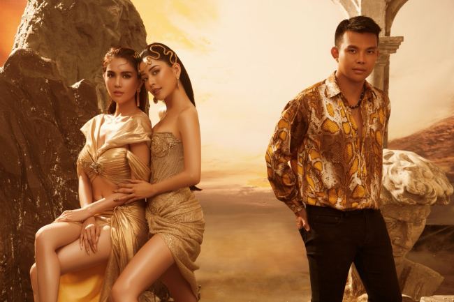 Còn Ngọc Trinh, theo quan điểm của NTK, sở hữu những đường cong cơ thể chuẩn mực, cô đồng thời nét quyến rũ vừa khó chạm tới nhưng cũng vừa mang tính cách chân thật.