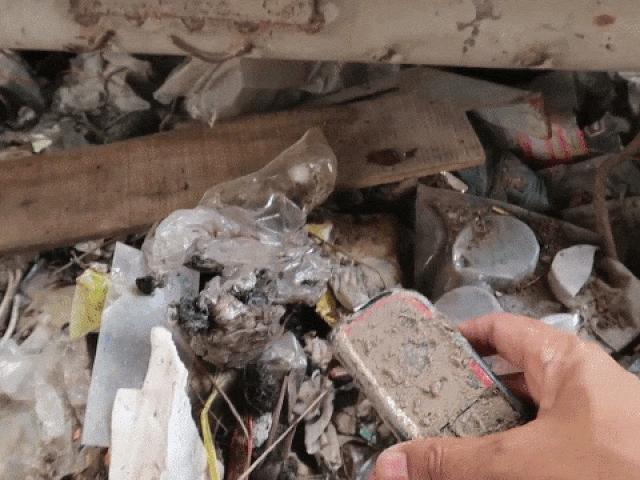 Media - Cầu kỳ phục chế điện thoại Nokia 7610 nhặt được từ bãi rác