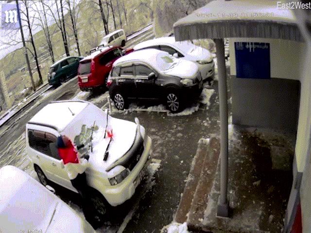 Phi thường - kỳ quặc - Video: Bất giác ngửa mặt lên, thấy khối bê tông 2 tấn từ trên trời sầm sập lao xuống đầu